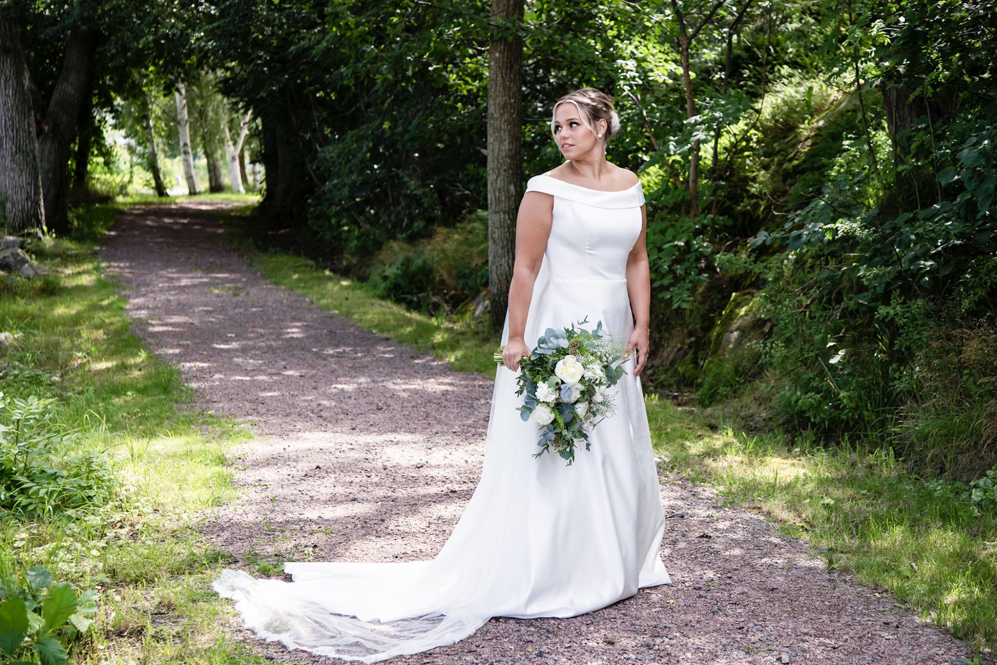 Bröllopsfotografen Beatrice Sofie fotar bruden ute på Björkö